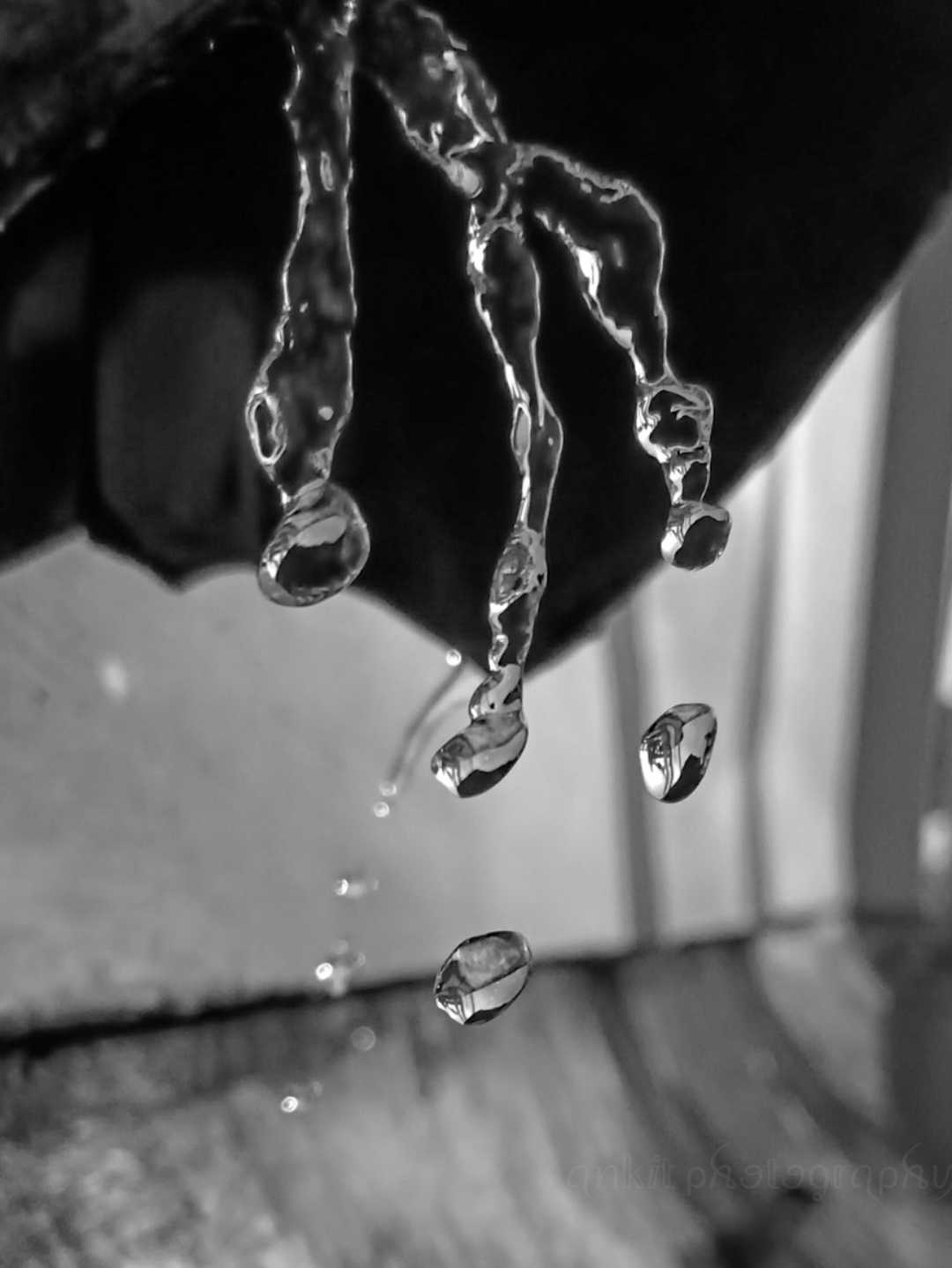 A whole different world inside each drop 🌏💧