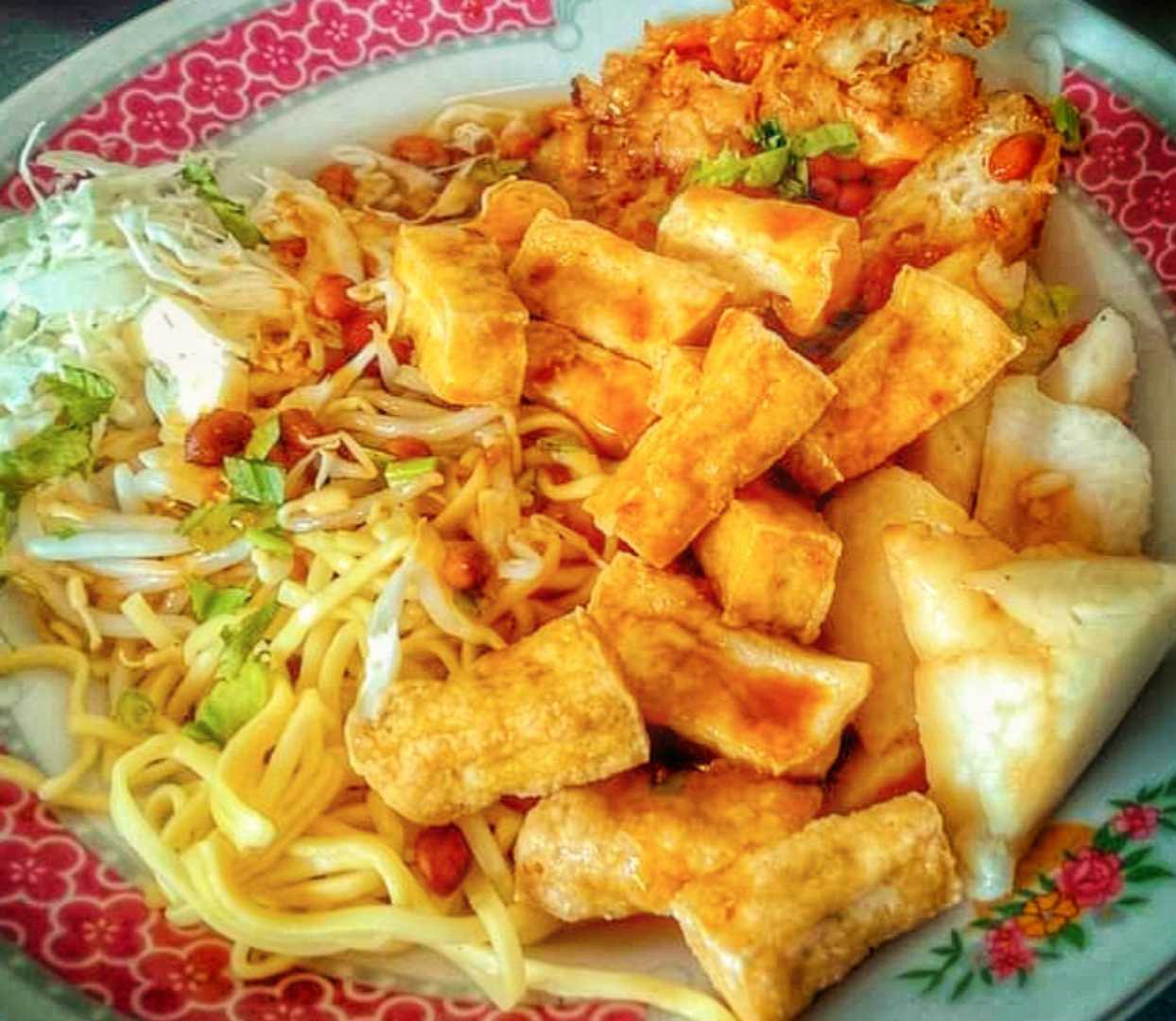 Tahu Kupat Kuah Manis Khas Solo
