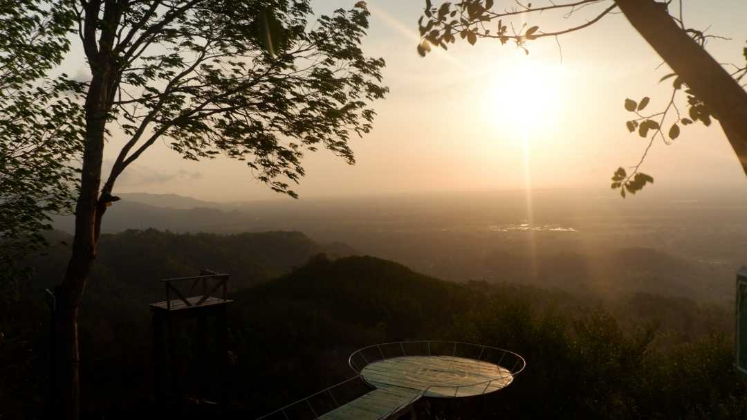 Sunset watugoyang mangunan