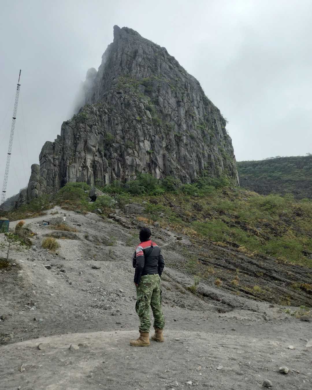 menatap gunung