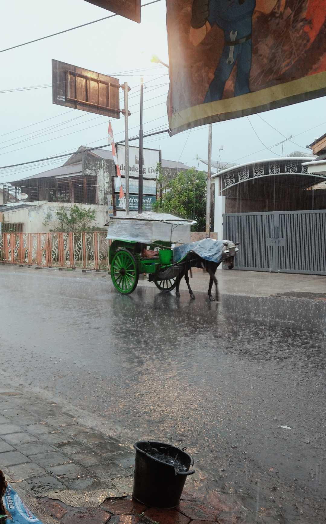 Pejuang keluarga di tengah hujan