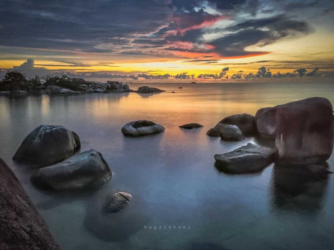 Pantai Laskar Pelangi