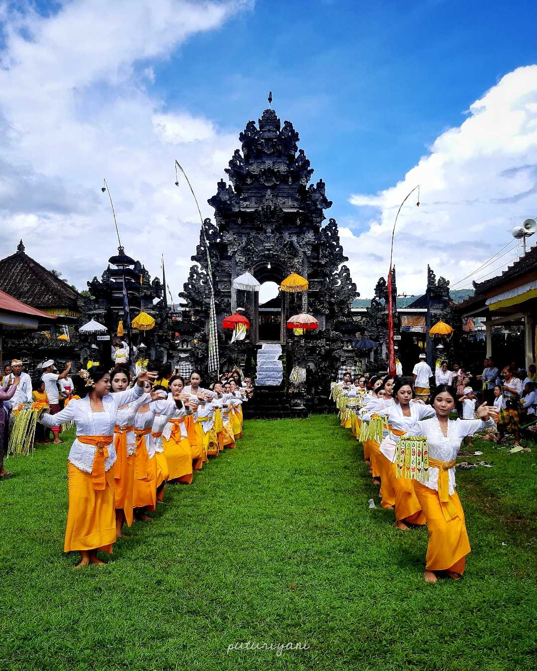 Pendet Dance at the ceremony at Pura Desa Tamblang