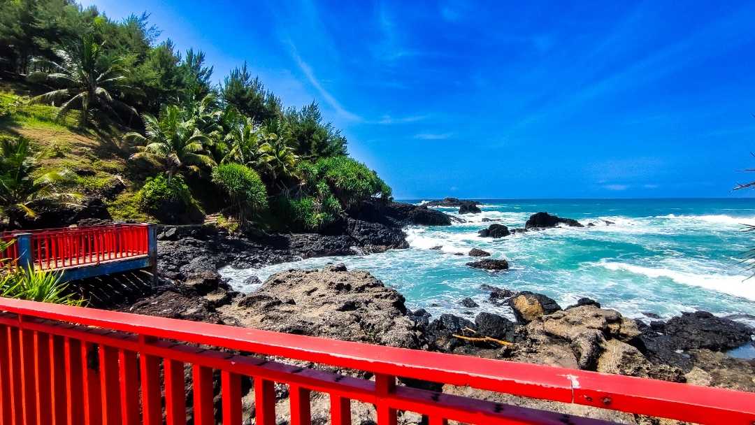 Jembatan Merah Pantai Menganti