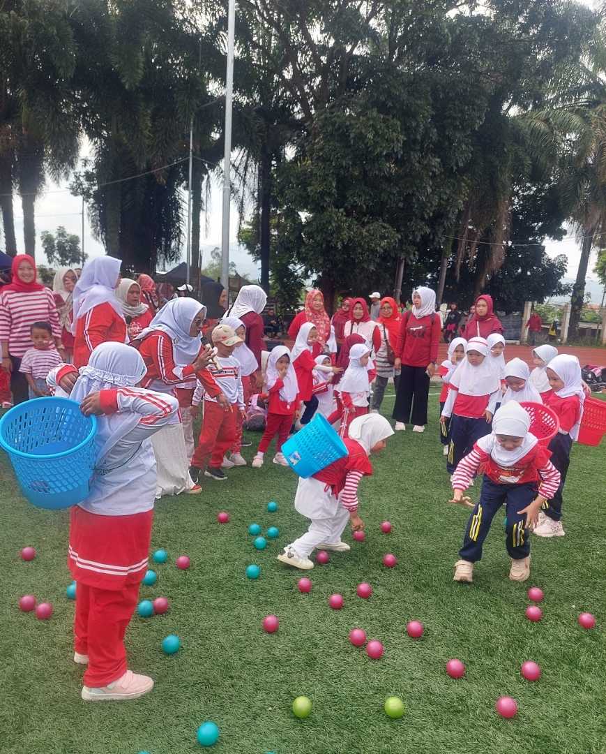 Lomba Mengumpulkan Bola