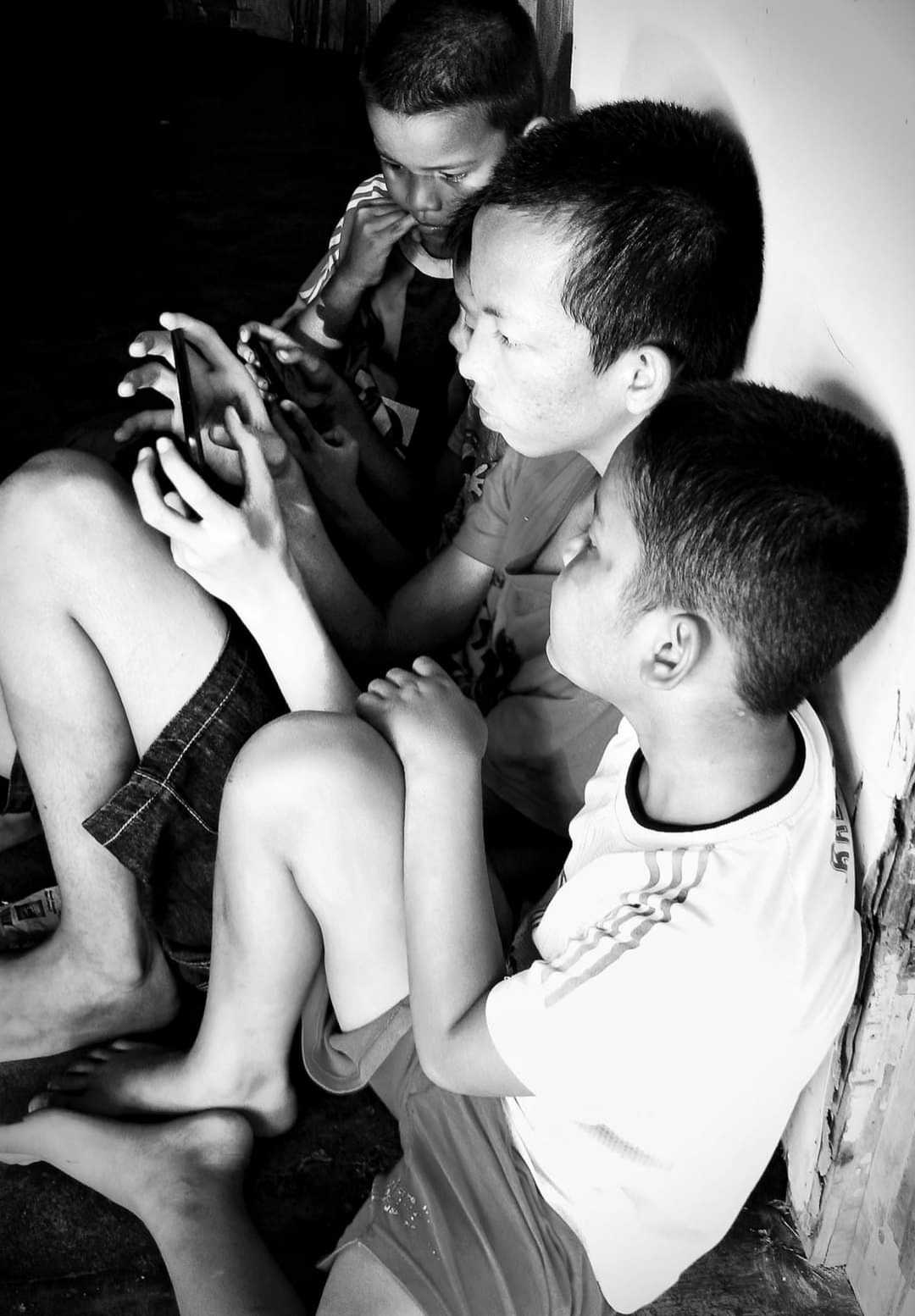 ANAK KECIL DAN PONSEL