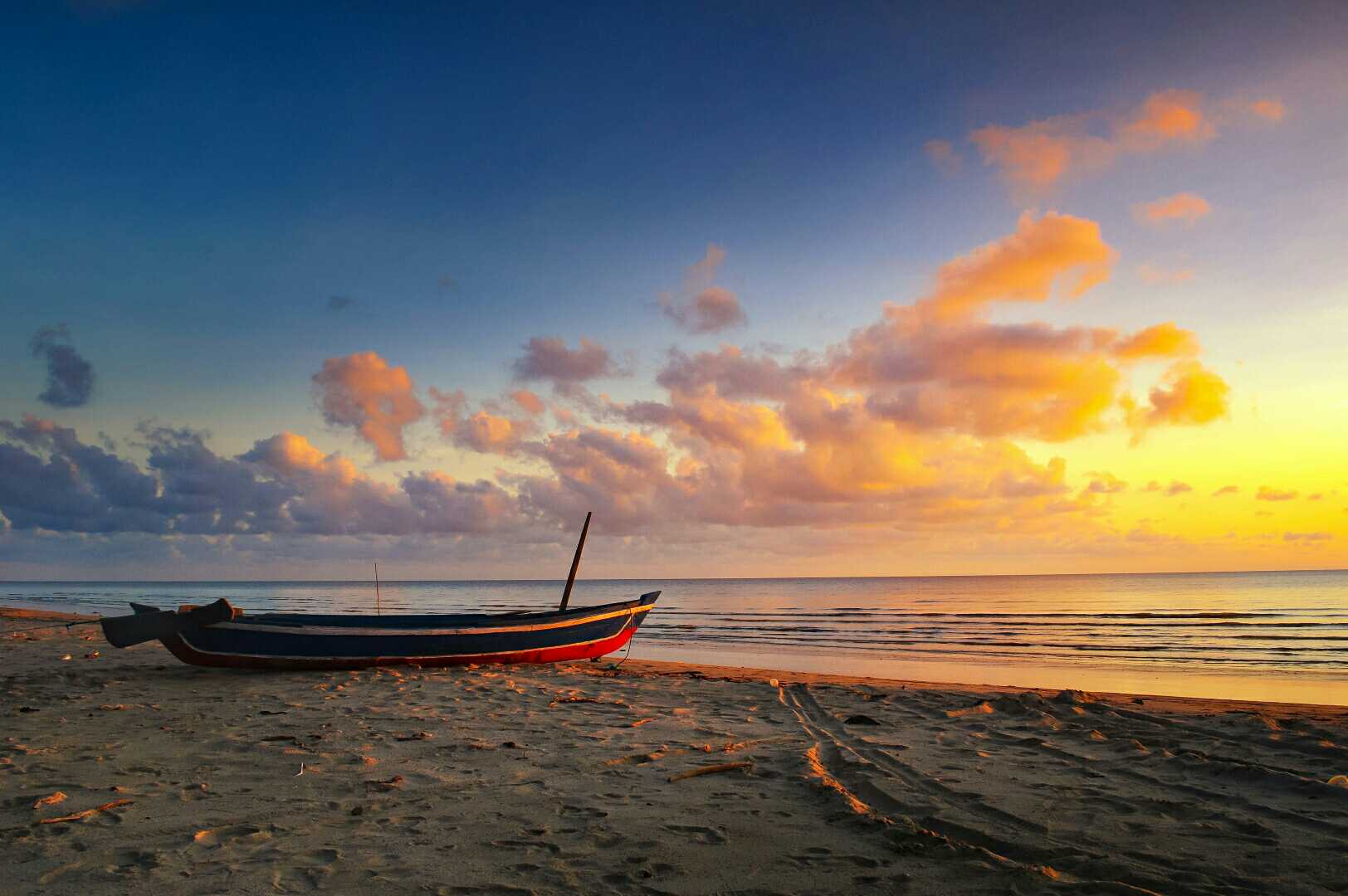Senja di Pantai Asmara