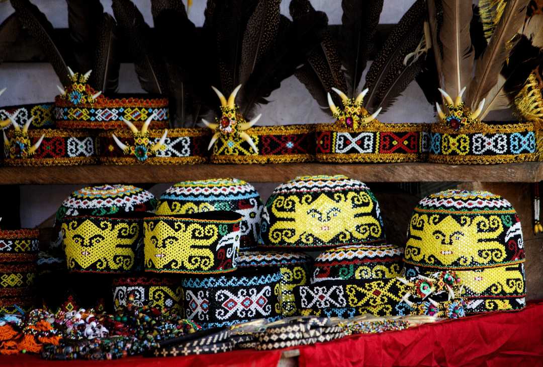 Topi motif Suku Dayak