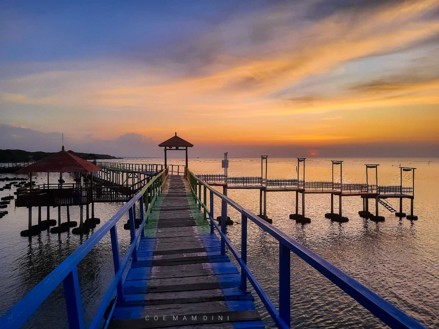 Jembatan warna warni 