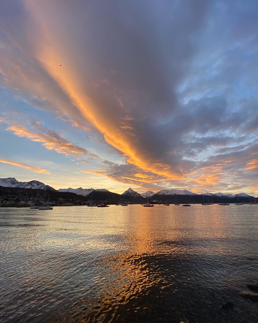 Amanece el la bahía de Ushuaia.