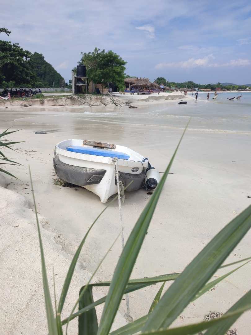 Boat di pantai Tanjung Aan Lombok