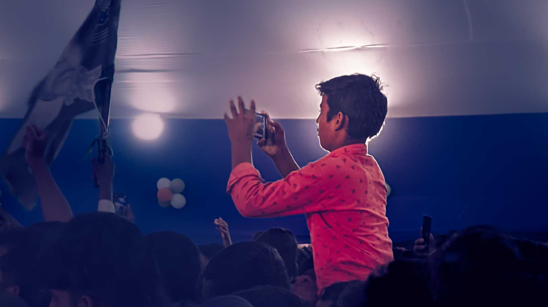 Random kid recording politician speech