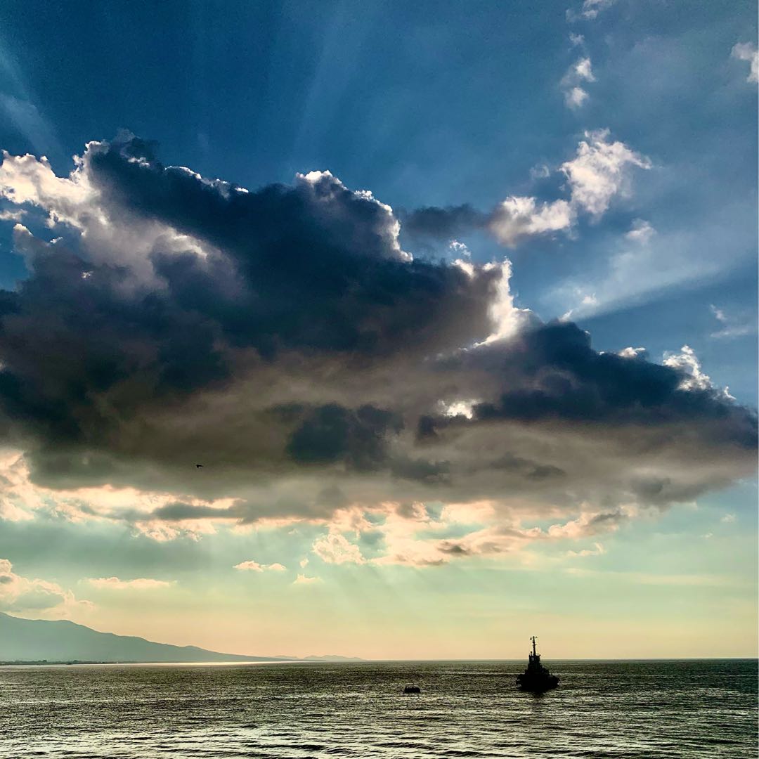 Awan Menggiringi Perahu