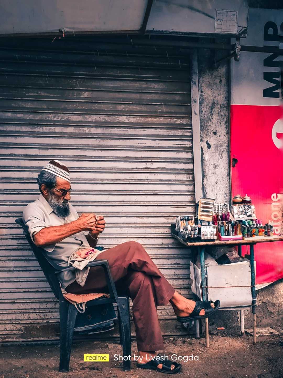 चाचा ग्राहक के इंतज़ार में ।