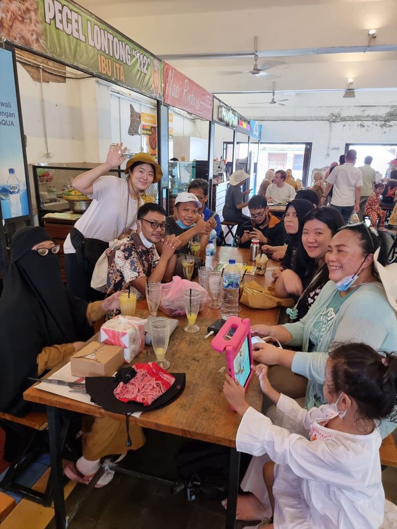 Makan siang bersama 