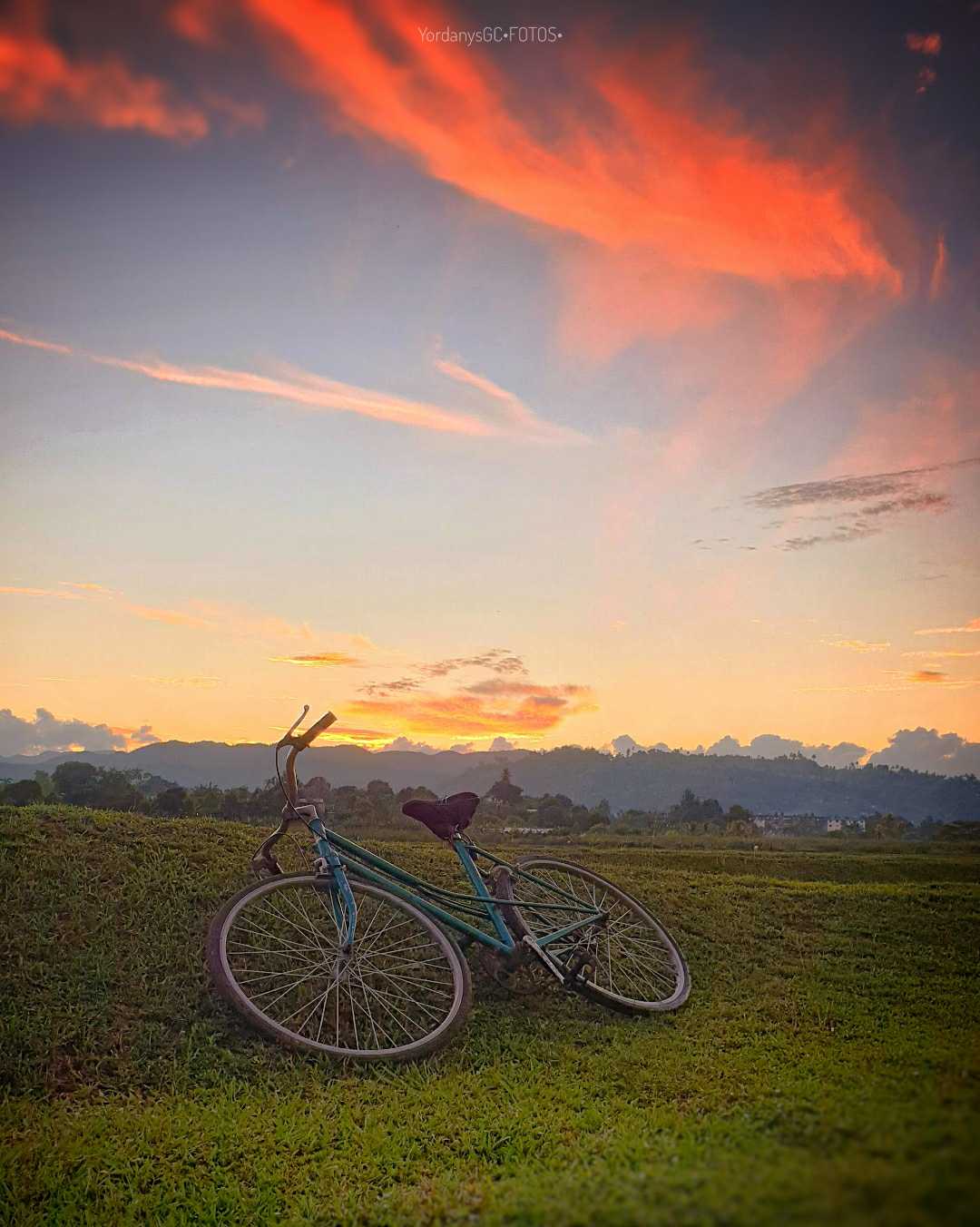 Pedaleando al atardecer