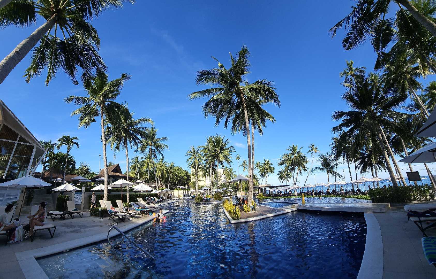 Henenn pool view