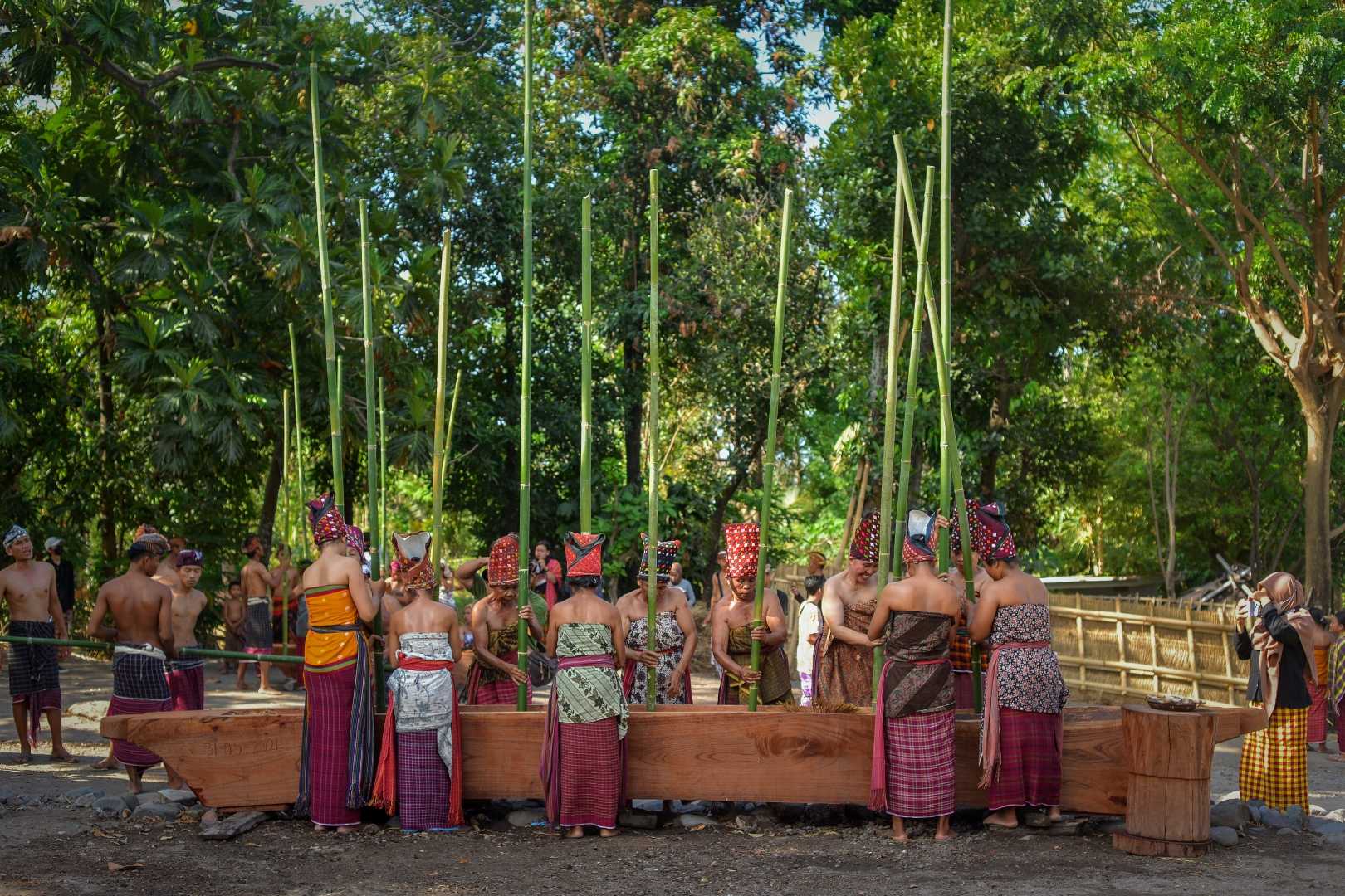 menumbuk padi