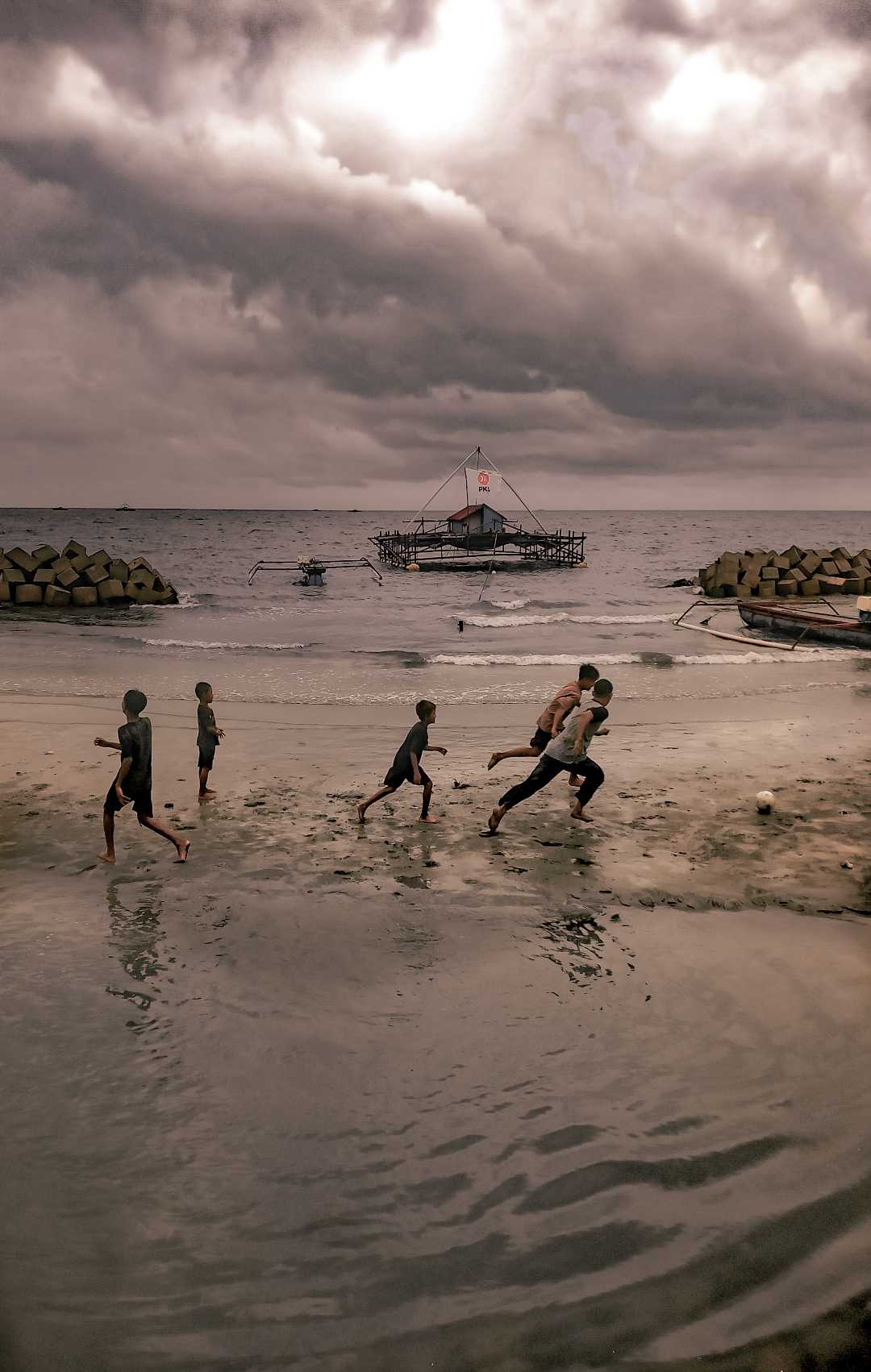 Bermain bola pantai