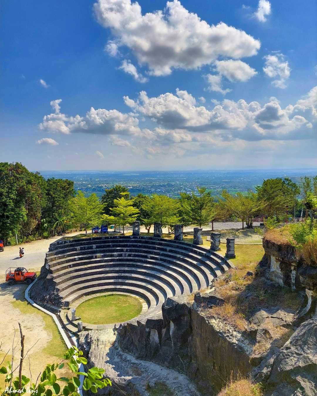 Pesona Kota Yogyakarta dari Tebing Breksi