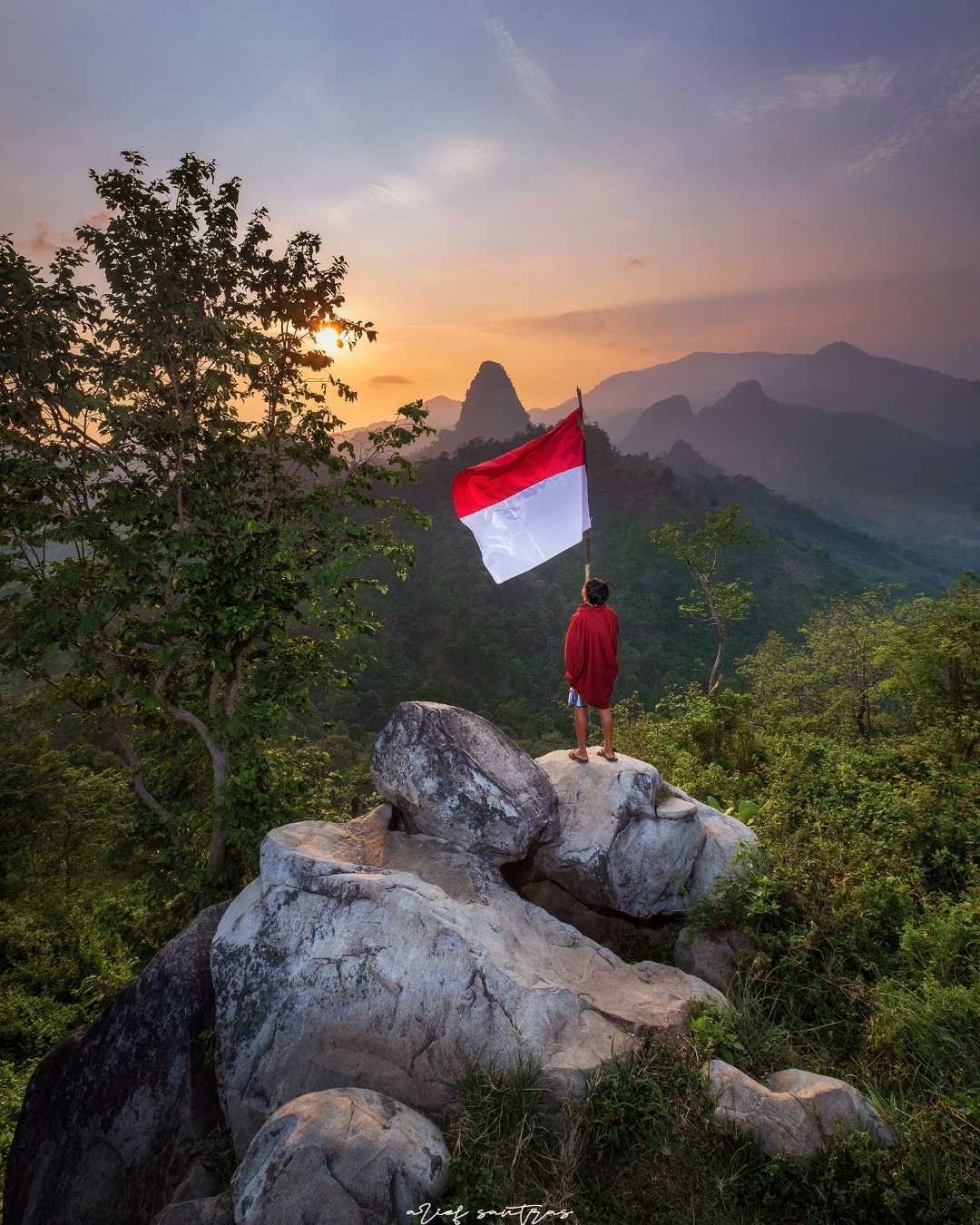 Merah Putih di Gunung Kanaga