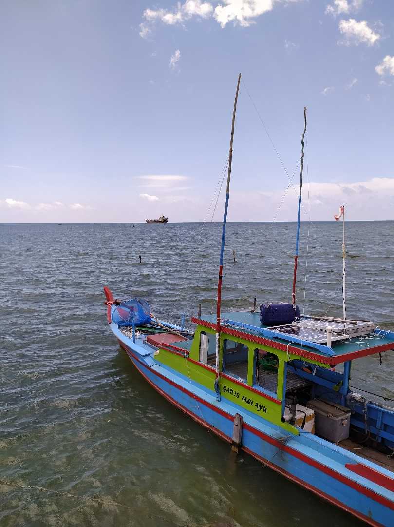Pompong dan kapal tanker