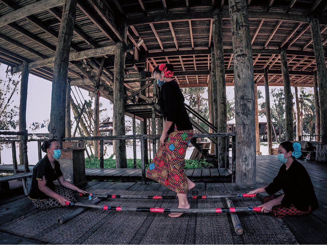 Alu-Alu (Bamboo dance of the Melanau - Sarawak)