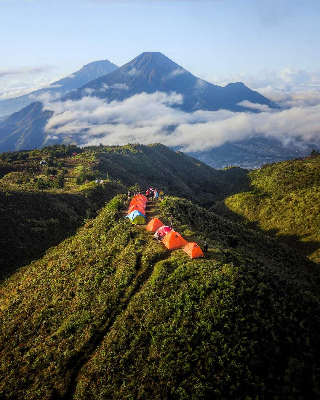 View Gunung Sindoro dan Sumbing dari Gunung Prau