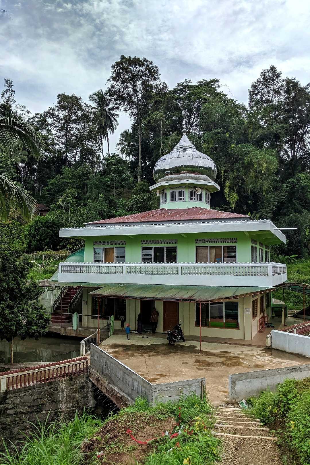 masjid di kaki bukit..