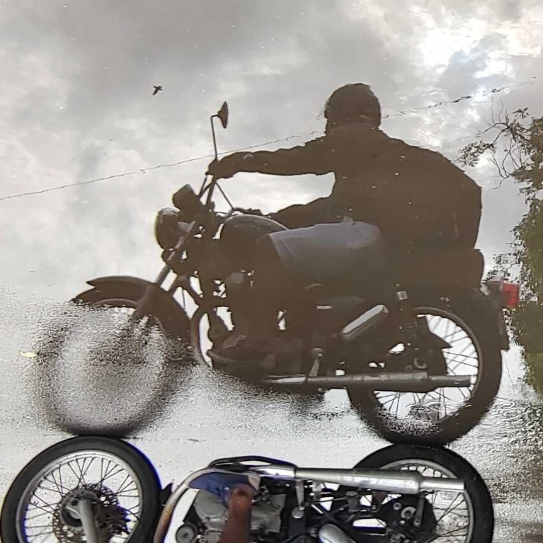 chala Jata hu kisiki dhun mein