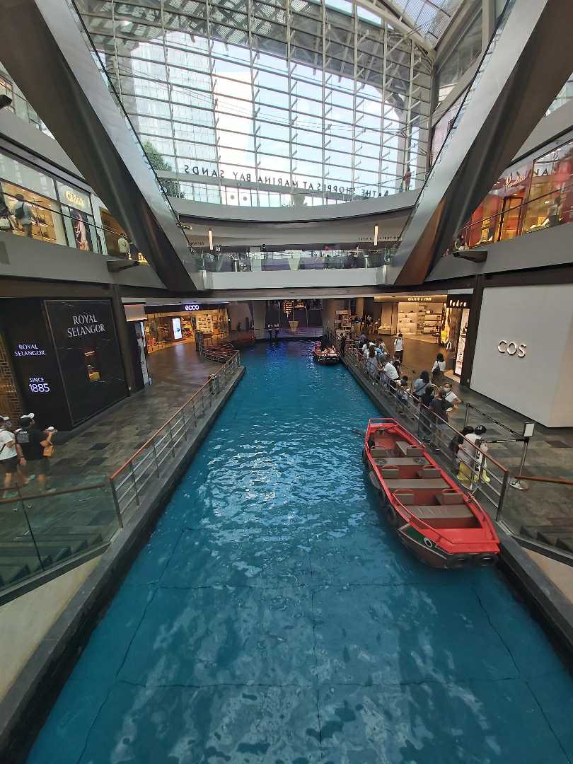 water canal marina bay sand