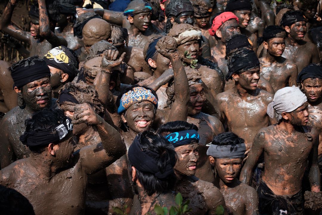 tradisi mandi lumpur di Bali