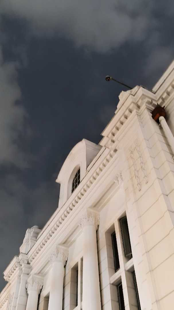 Keindahannya menyatu dengan langit