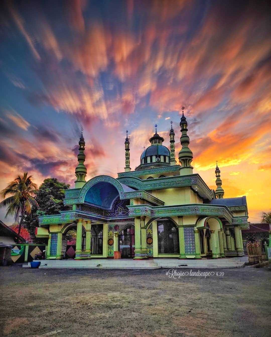 mesjid jamie nurul muqrobbin 