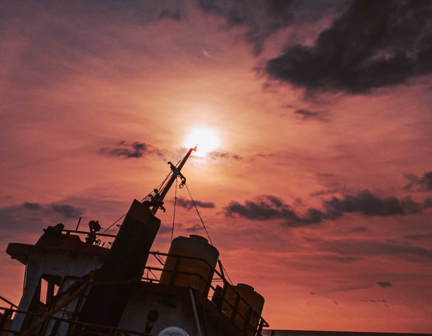 Sunset di Puncak Kapal yang terdampar 