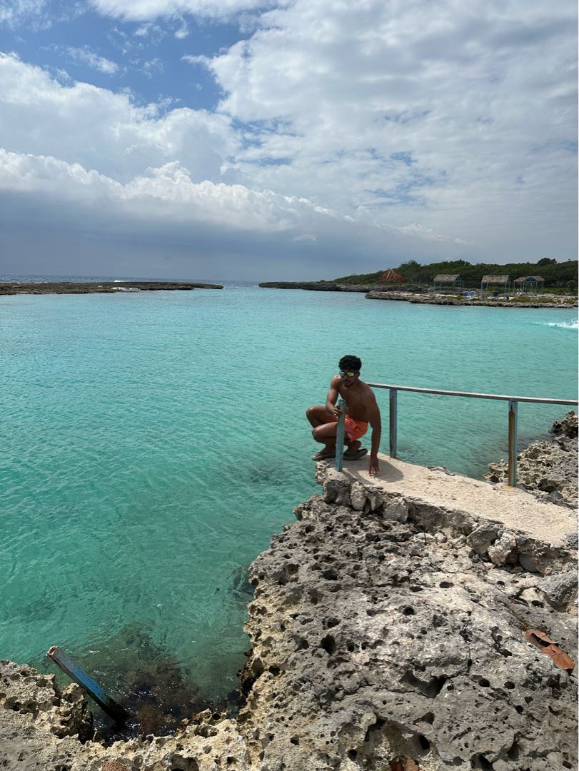 Descubrir las piscinas naturales de la Playa Maceo en Caleta Buena ha sido de las mejores experiencias en lo que va de año. Nunca había visto aguas tan azules. #pindlecuba