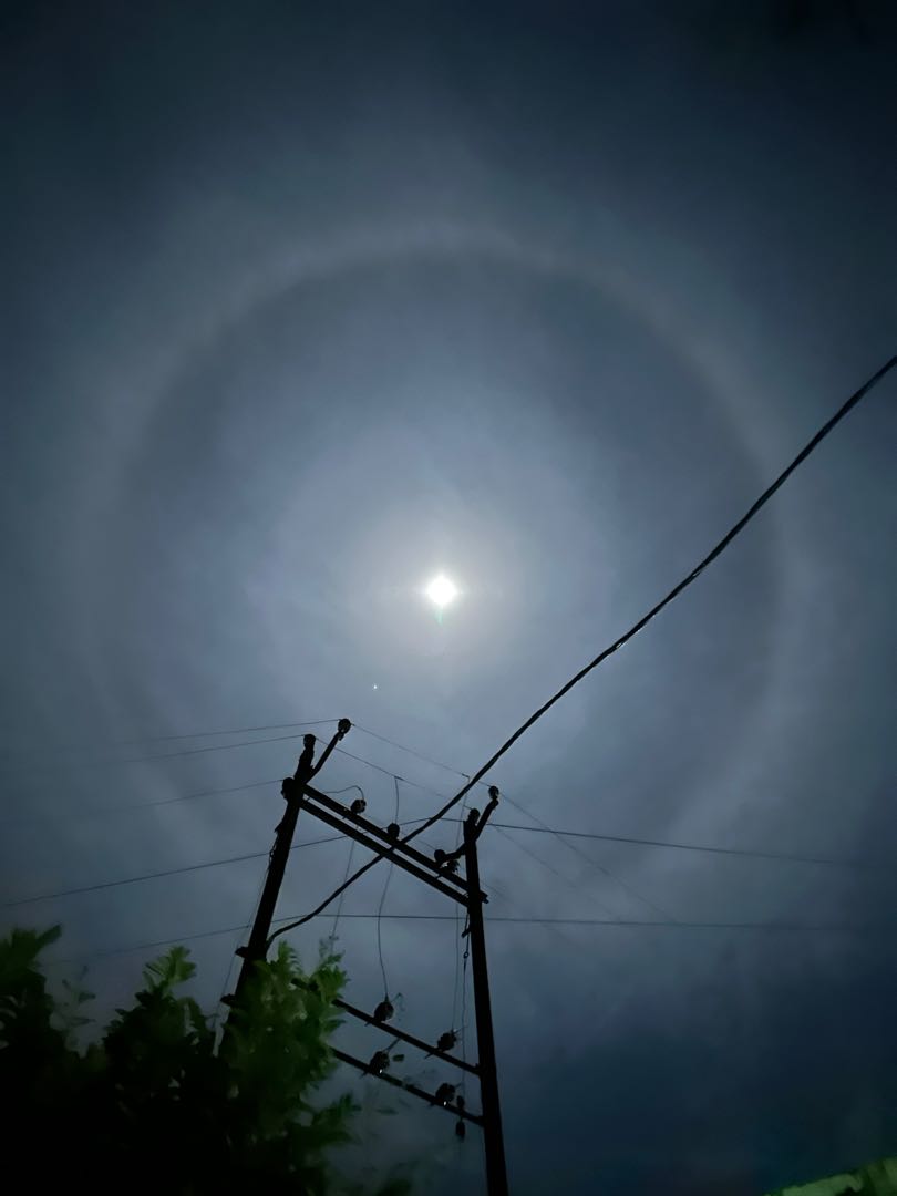 The circle around the Moon!