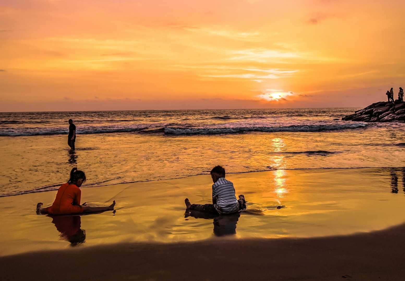 Bermain Pair di Pantai 