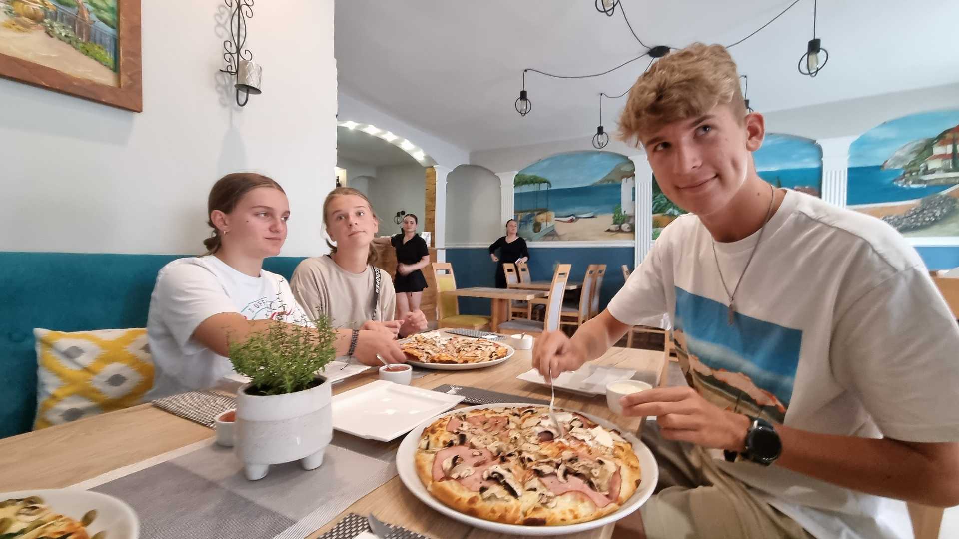 Pyszna uczta się kroi 🍕👌🥰🍕