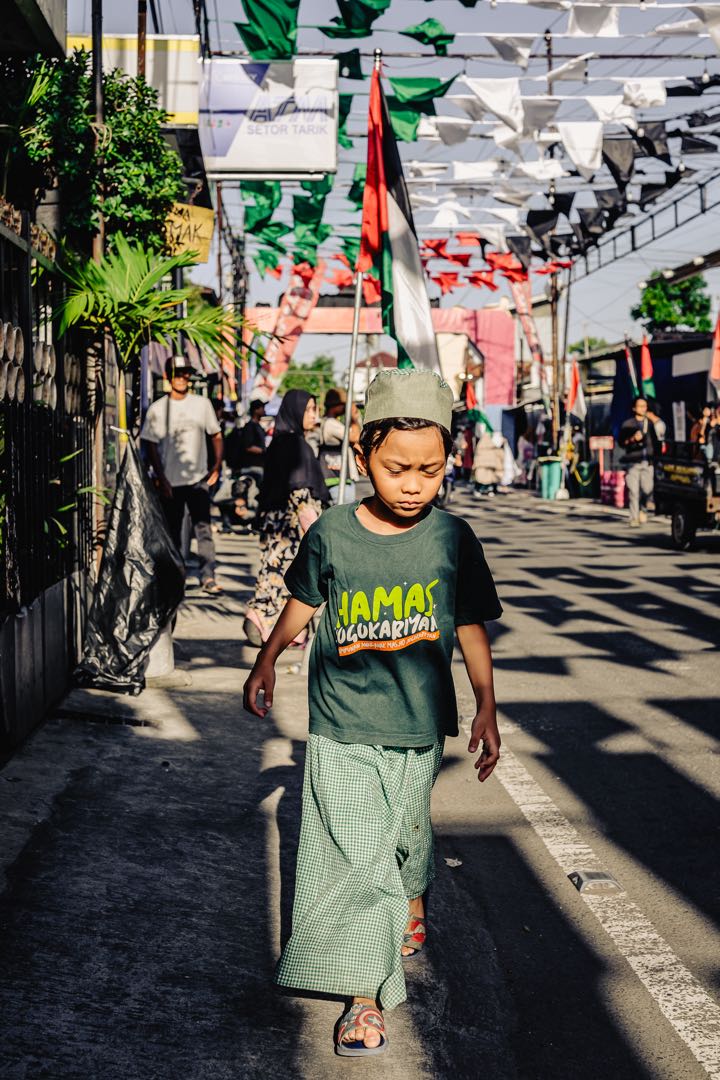 Potret seorang anak berjalan di keramaian pasar rakyat Masjid Jogokryan Yogyakarta pada saat Ramadhan 2024