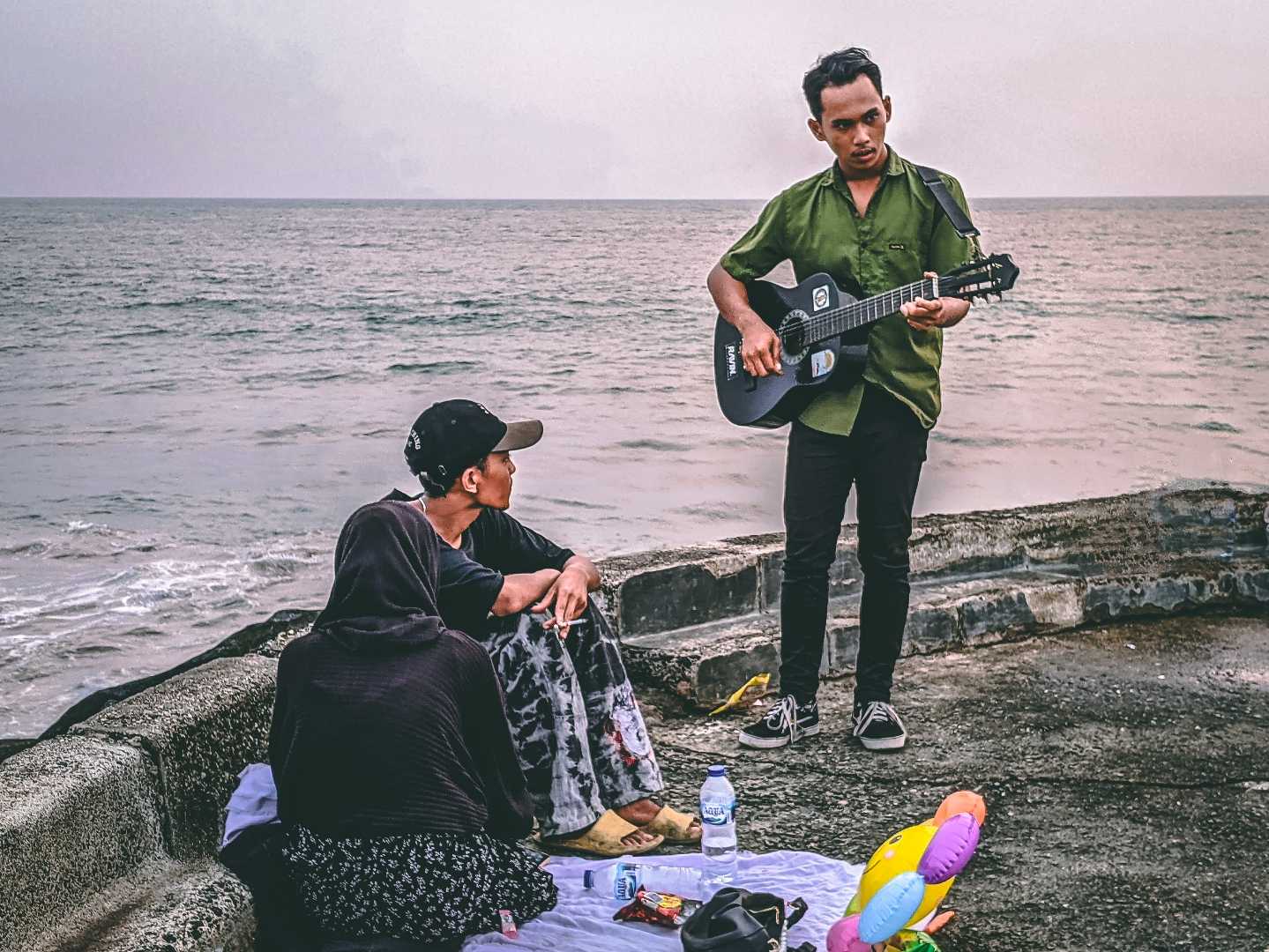 Menikmati Senja bersama Pengamen Jalanan