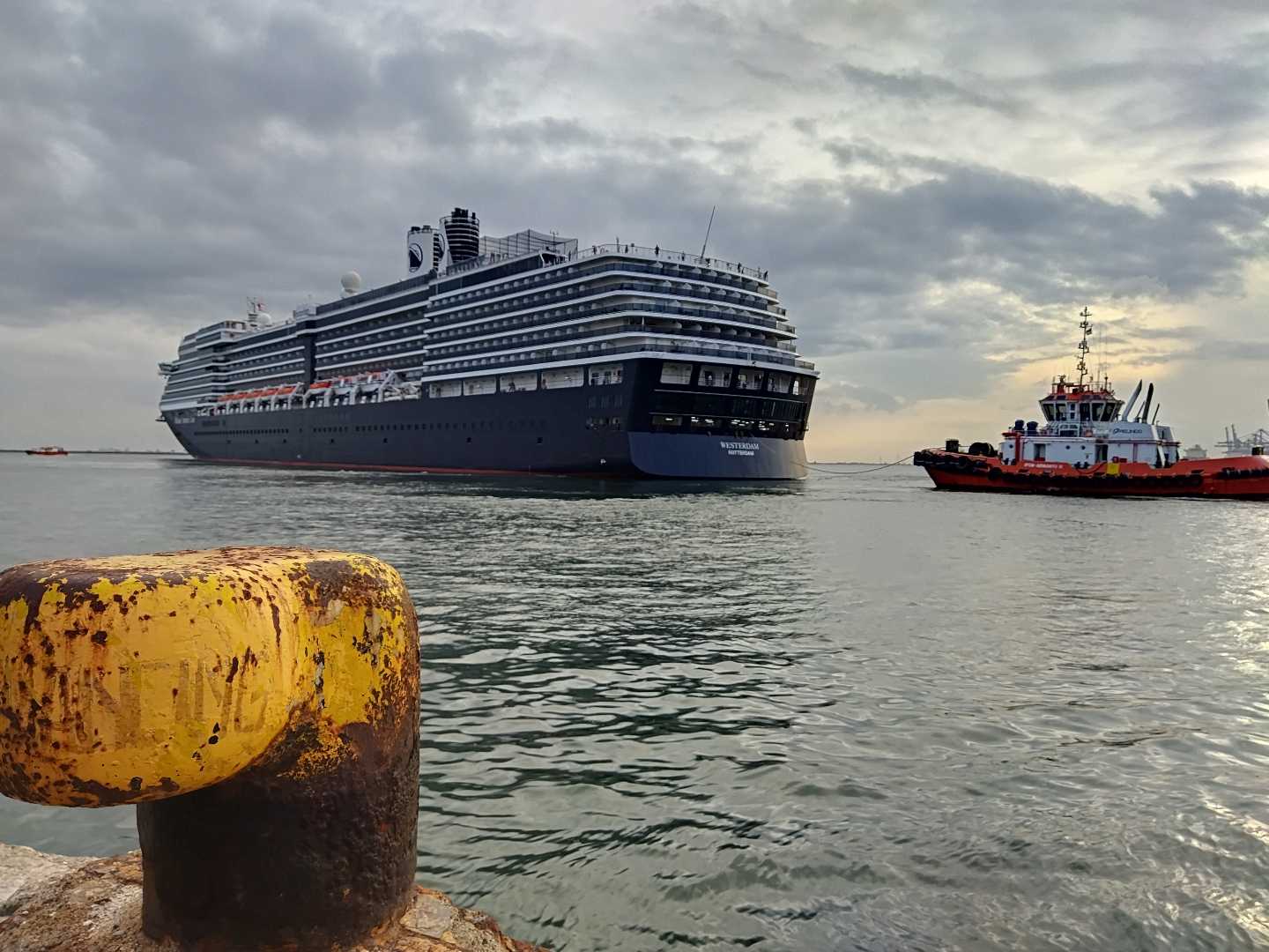 cruise ship 