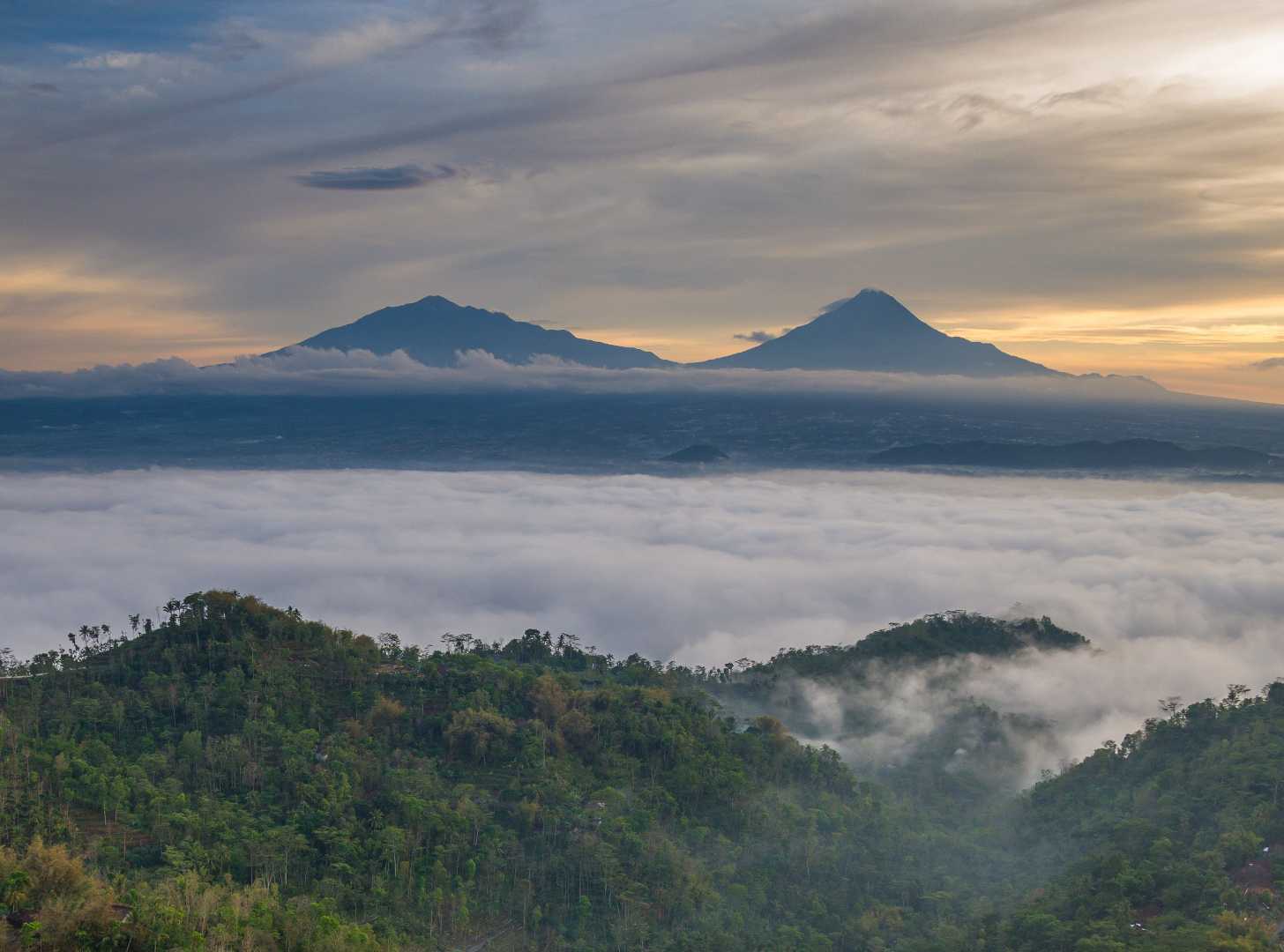 Sunrise Dua Gunung