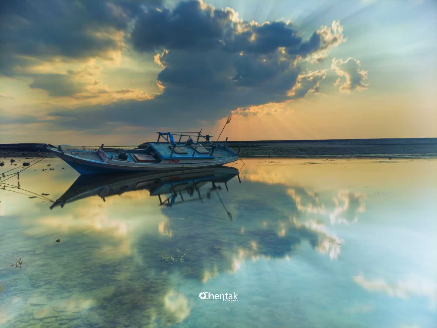 Perahu di Pantai Metina