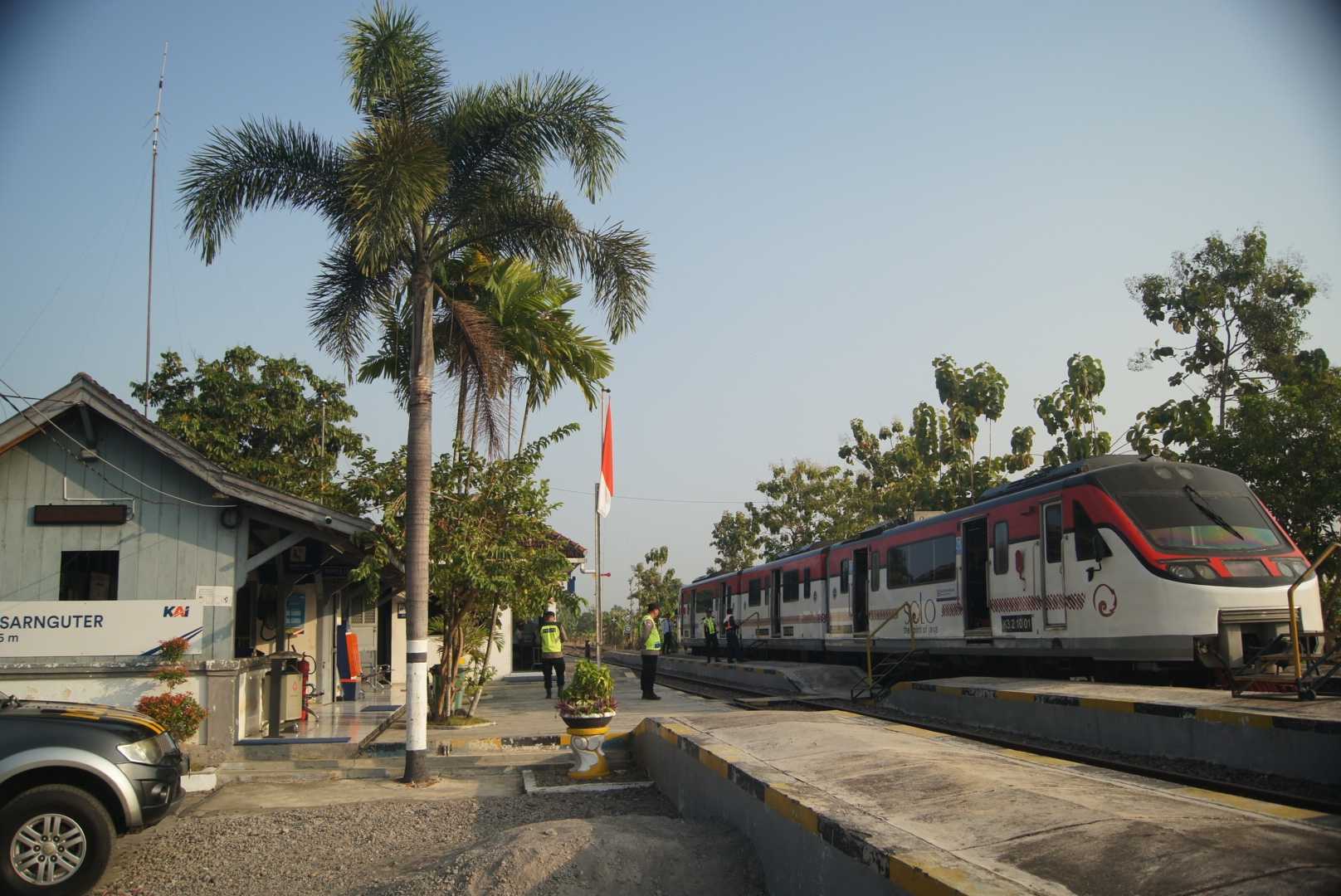 kereta Bathara Kresna tiba di stasiun nguter