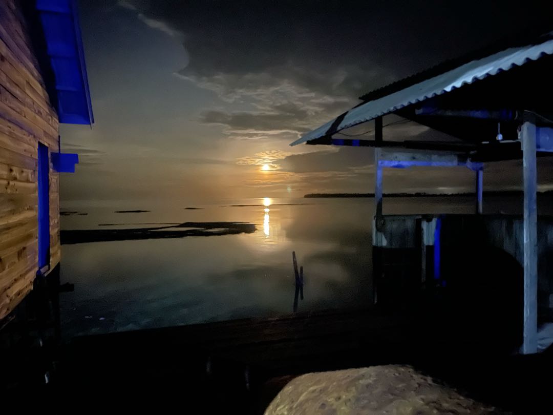 ketika bulan akan terbenam. 