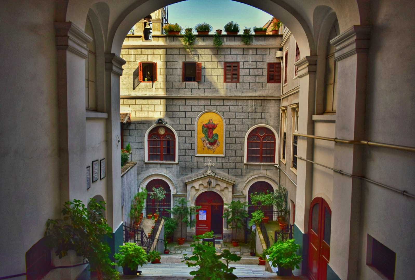 Santa Maria Draperis Kilisesi