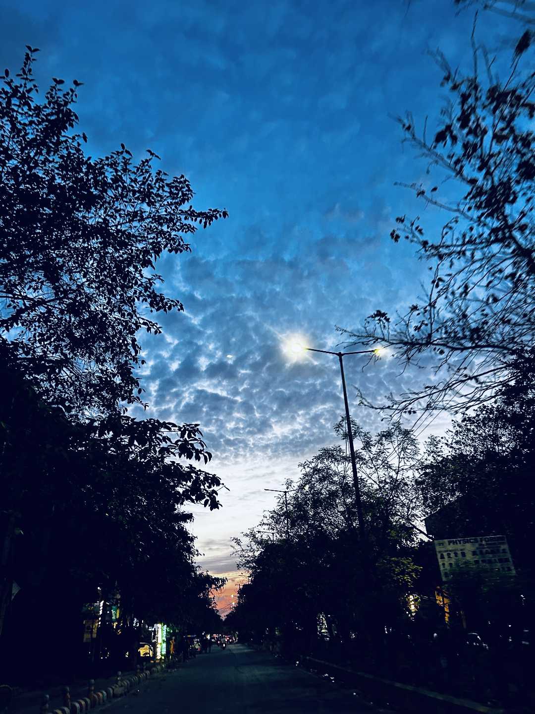 Aaj kuch to Baat Hai Mausam Mein
