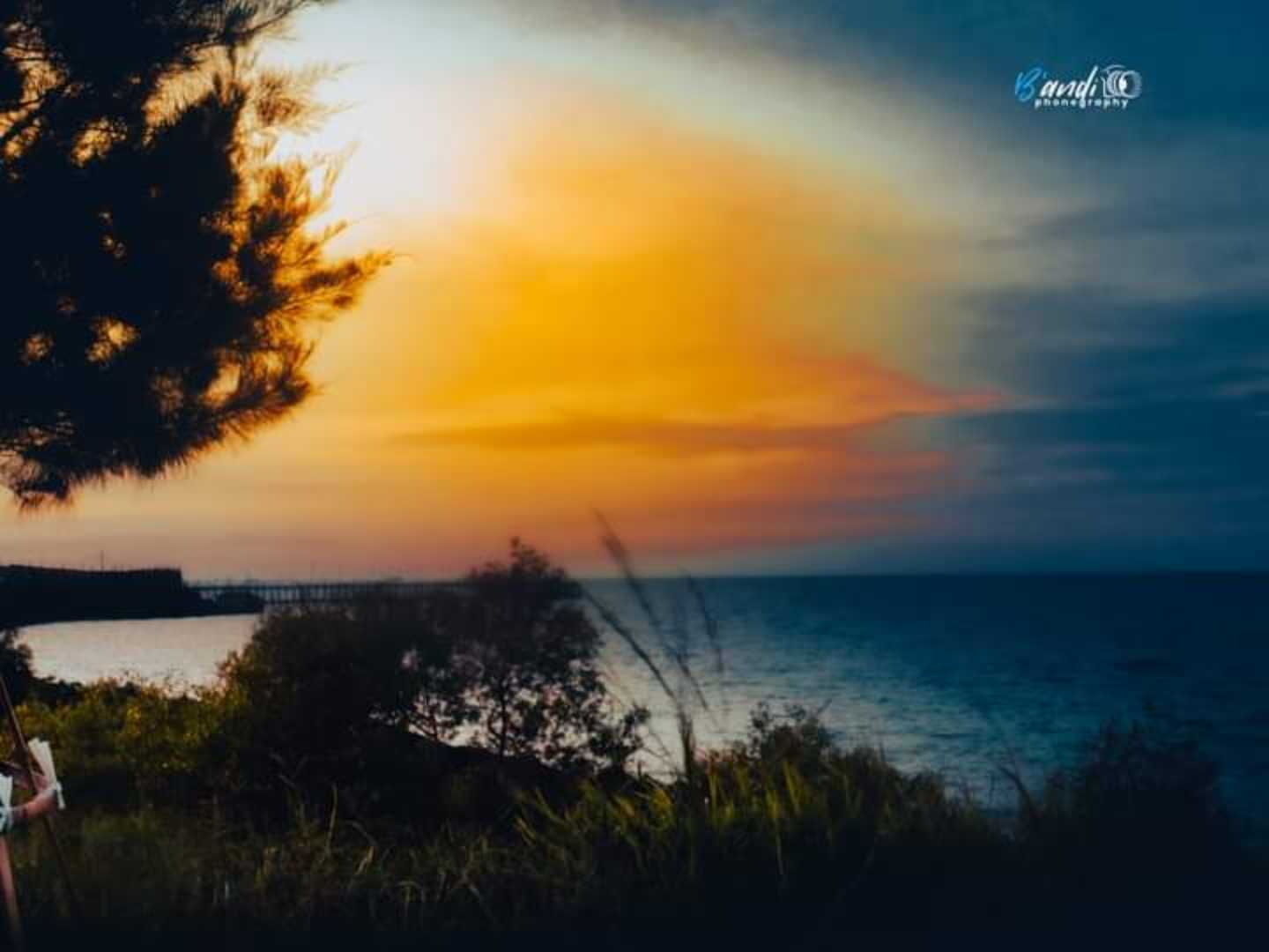 MENIKMATI SENJA