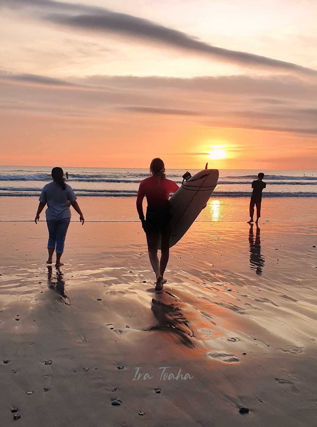 Surfing di pantai Kuta
